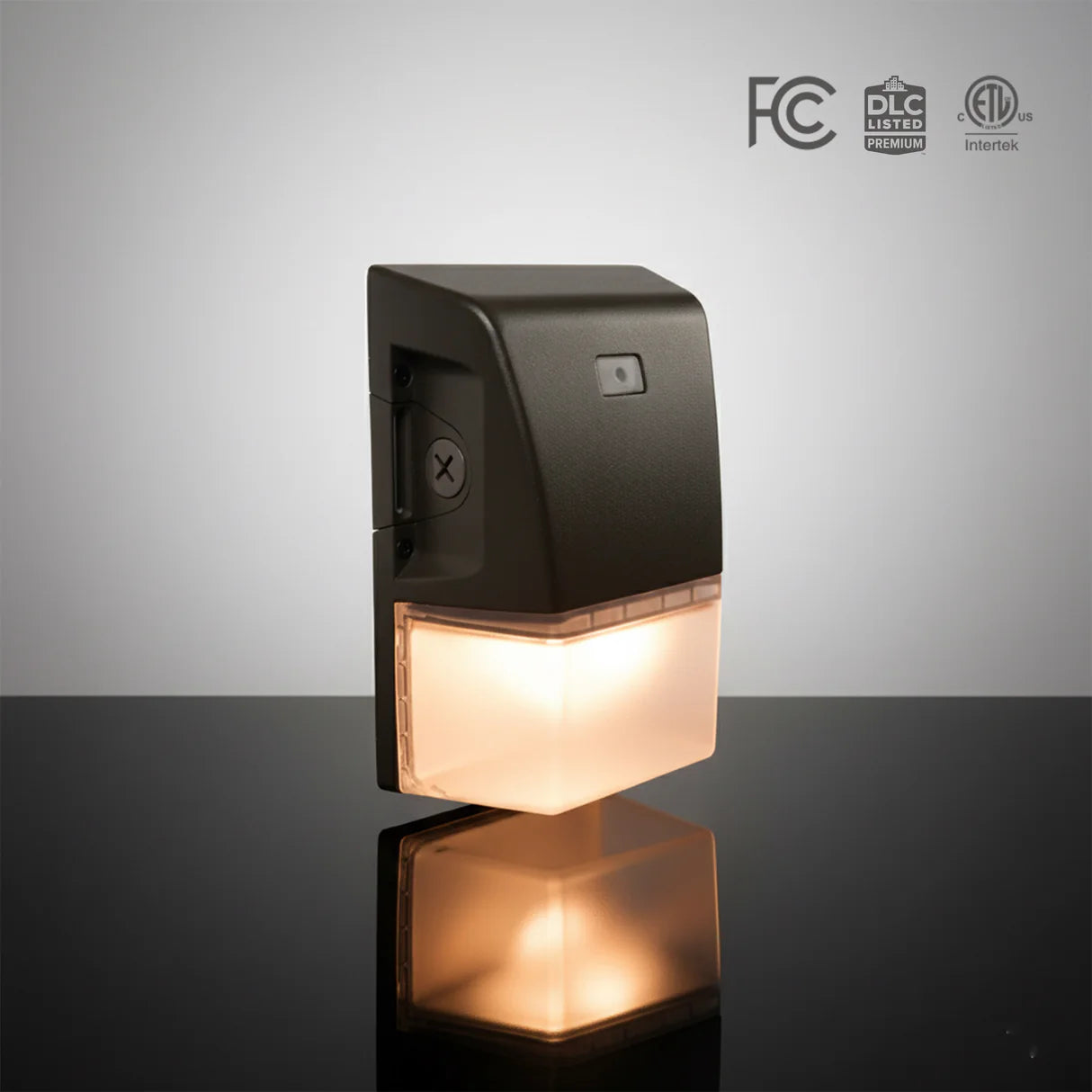 Mini Wall Pack with Integrated Photocell Sensor