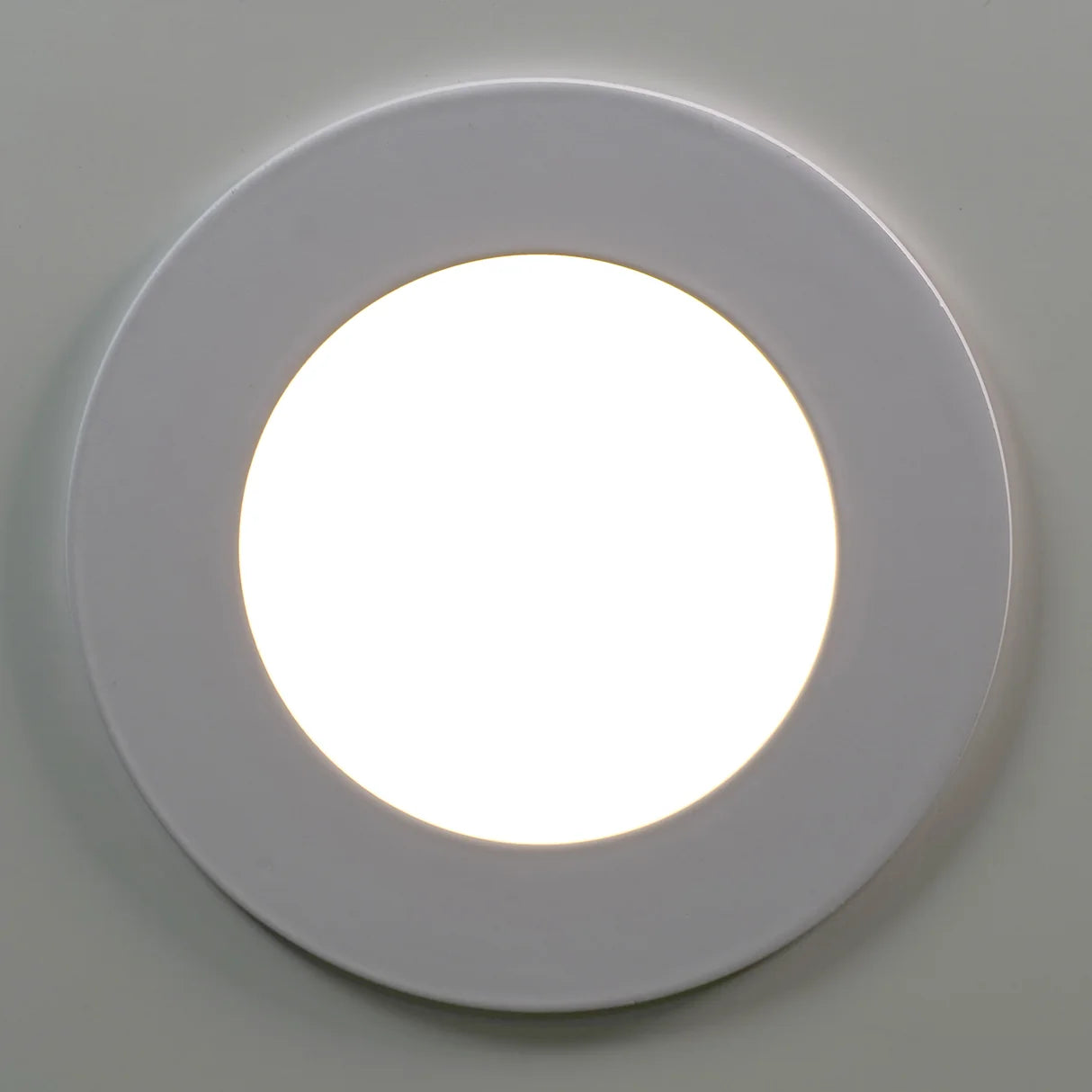 4" LED slim downlight with selectable CCT and interchangeable magnetic rings for flexible design and easy customization.